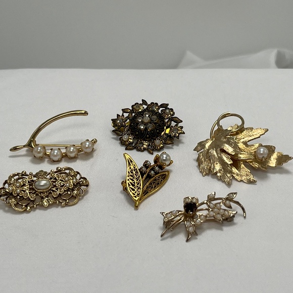 Multiple Vintage Costume Jewelry Brooches/Pins.  Gold Tone. - Picture 5 of 10
